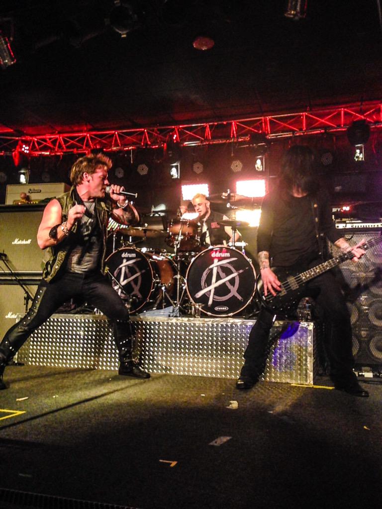 amandaleigh_37's tweet photo. @FOZZYROCK was amazing as always! Thanks @IAmJericho for finally getting back to the ATL! #FozzyATL http://t.co/fOlnbrXkqE