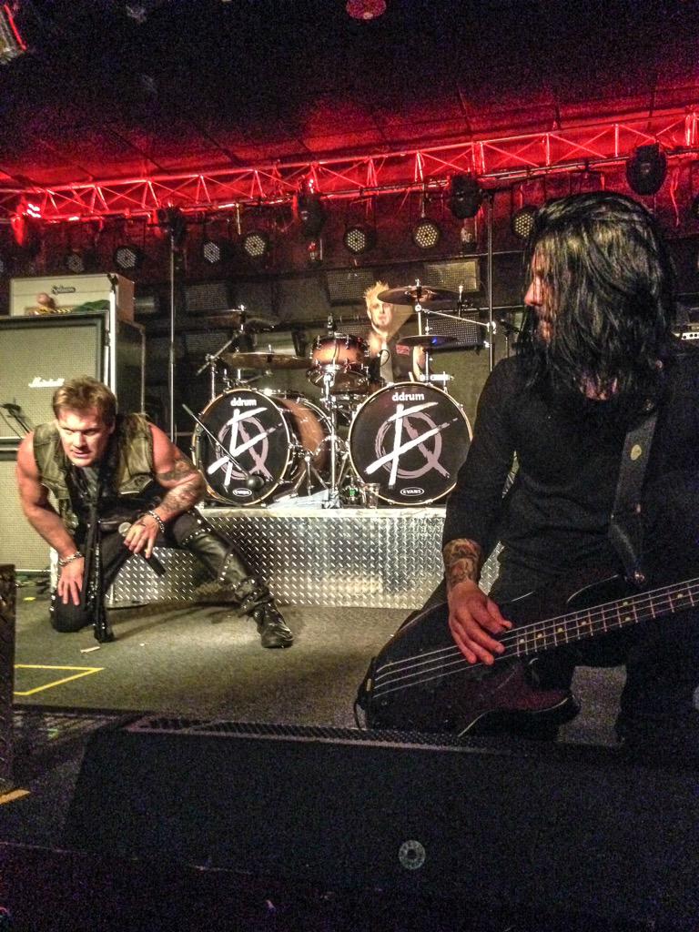 amandaleigh_37's tweet photo. @FOZZYROCK was amazing as always! Thanks @IAmJericho for finally getting back to the ATL! #FozzyATL http://t.co/fOlnbrXkqE