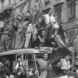 repubblica's tweet image. 25 aprile, l'Italia in piazza per i 70 anni della Liberazione larep.it/1PyYFcq