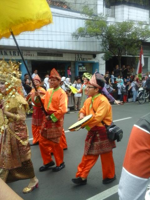 hendhihendhi's tweet photo. LIVE : Parade budaya palembang #AAC2015 #AAPARADE @Your_Bandung http://t.co/dyhuMX1kwm