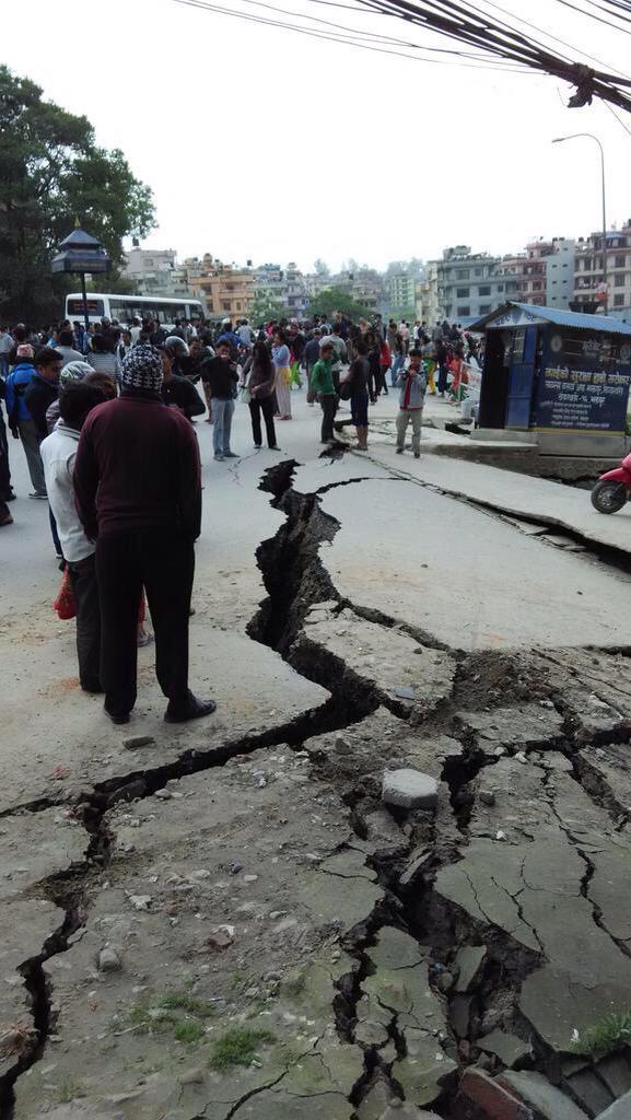 Premières images impressionnantes du #seisme au #Népal #NepalQuake #earthquake