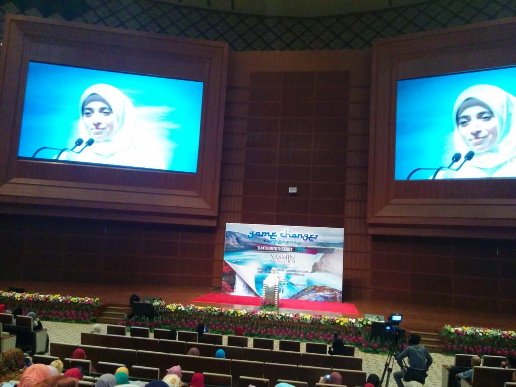 RoumaissaChaid's tweet image. @AmalAlbaz giving a great spoken word performance &quot;My name is Islam &quot; ❤ #gamechangerconference @piccmalaysia