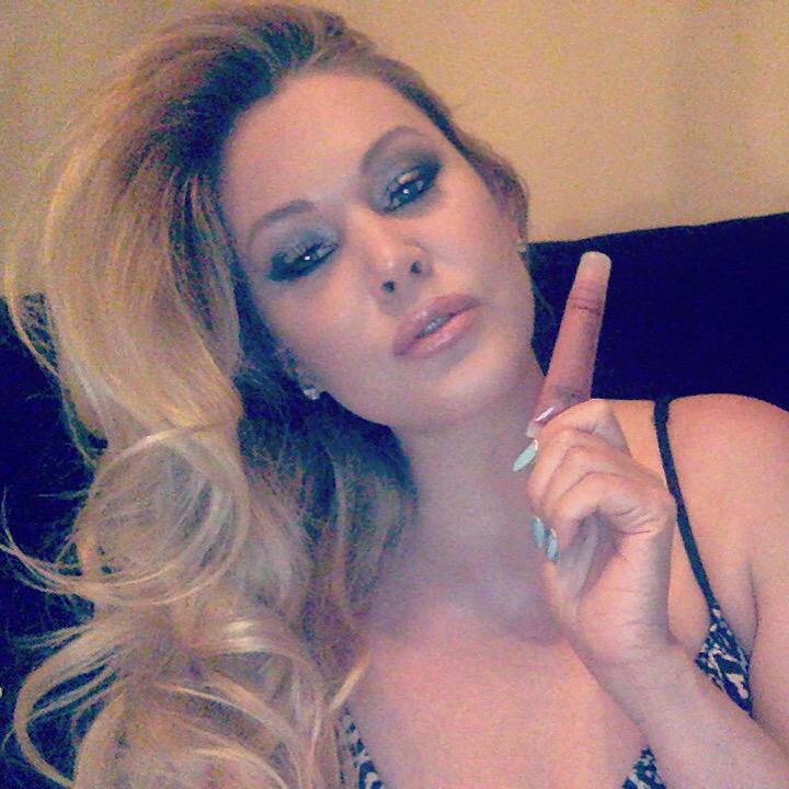 ShannaMoakler's tweet photo. Wearing @smoakcosmetics #SuperCopper light enough to wear alone or over ur fav lipstick! http://t.co/Z2jSaYbfbb http://t.co/9TqlbqJkVJ