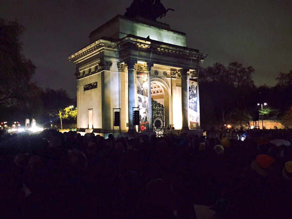PoppyLegion's tweet photo. Thousands of people gathered in Hyde Park Corner to commemorate #Anzac100 at #Gallipoli. http://t.co/DndmrkReXP
