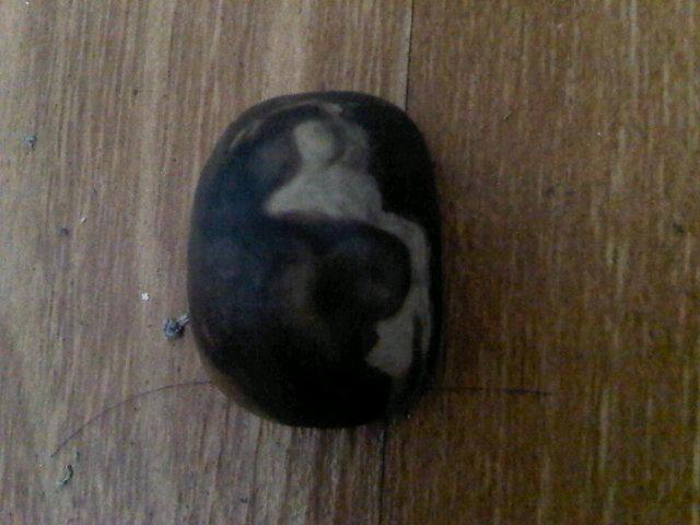 laode040's tweet photo. Dijual fosil kayu bergambar orang sedang duduk. http://t.co/DIJ0IU88en