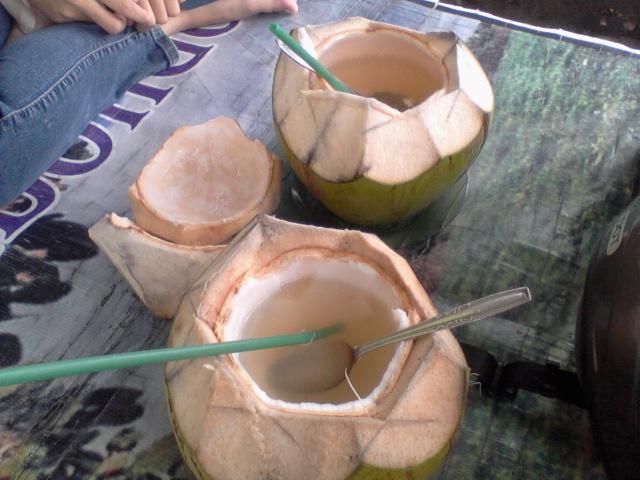 sheelfauzie's tweet photo. ngetrip lagi (istirahat pinggir jalan) 240415 @RifqahRycancer http://t.co/Wpf0O754cg