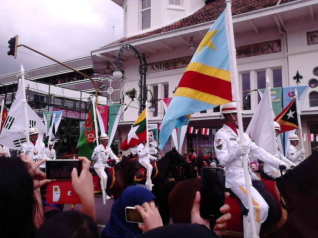 TLasiaafrica's tweet photo. Barisan TNI berkuda yg berjalan memasuki area #AAparade menarik perhatian warga. @AACarnival2015 #TLAAlive http://t.co/DsQoGfYtSQ