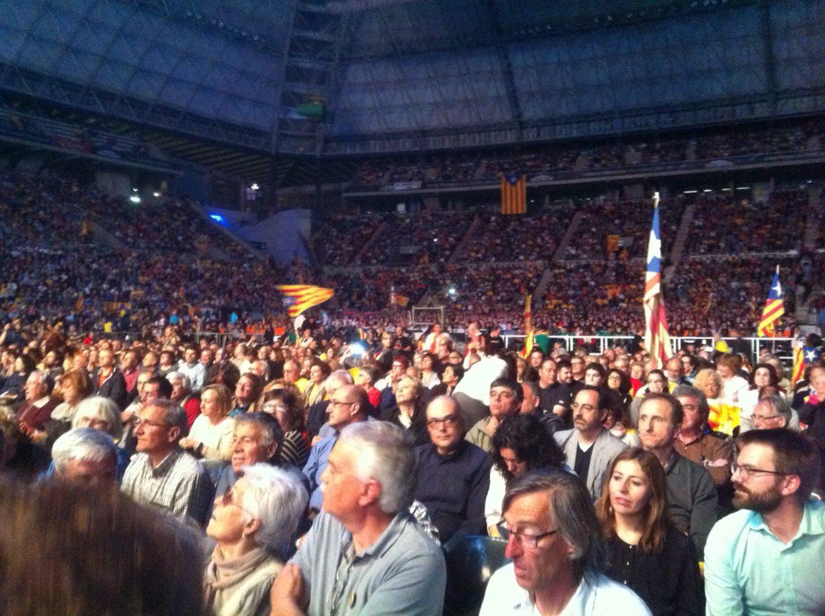 CupLloret's tweet photo. Suport de CUPLloret a l'acte #24APalauSantJordi Tornen les urnes Tornem al carrer, d'ANC-OC-AMI http://t.co/twWGV8CJ2X