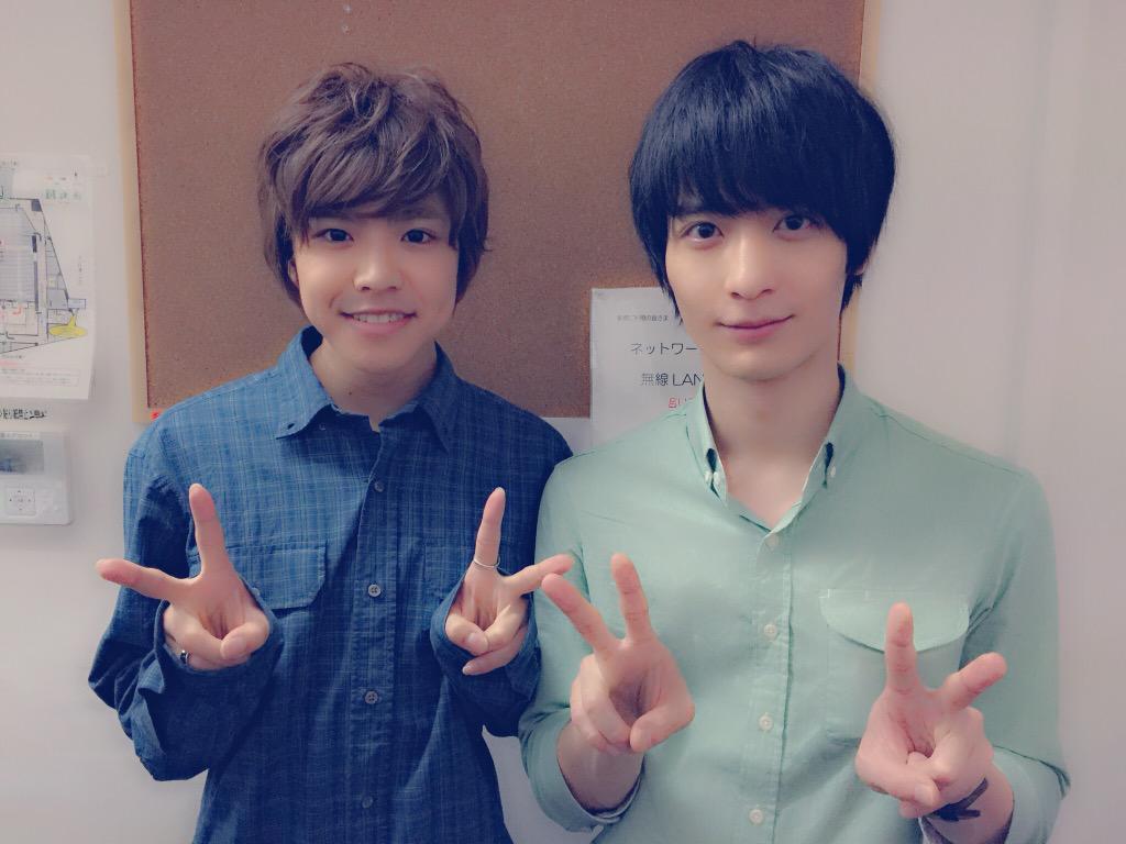 声優の梅原裕一郎さんがダブルピースしている写真 Togetter