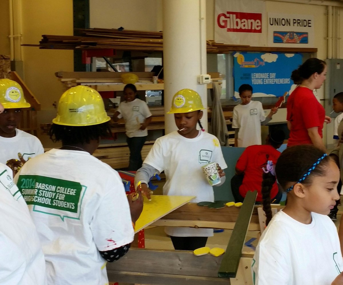 LemonadeDayBOS's tweet photo. NERCC THANK YOU for a great BUILD DAY for @LemonadeDayBOS And thank you to @GilbaneBuilding for wonderful volunteers! http://t.co/uKGU1mXpqE