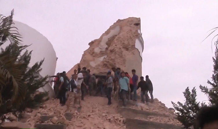 زلزال نيبال.. 1500 قتيل.. وموسكو تعزي وتعرض المساعدة (فيديو+ صور) CDb0SfLXIAEK--l