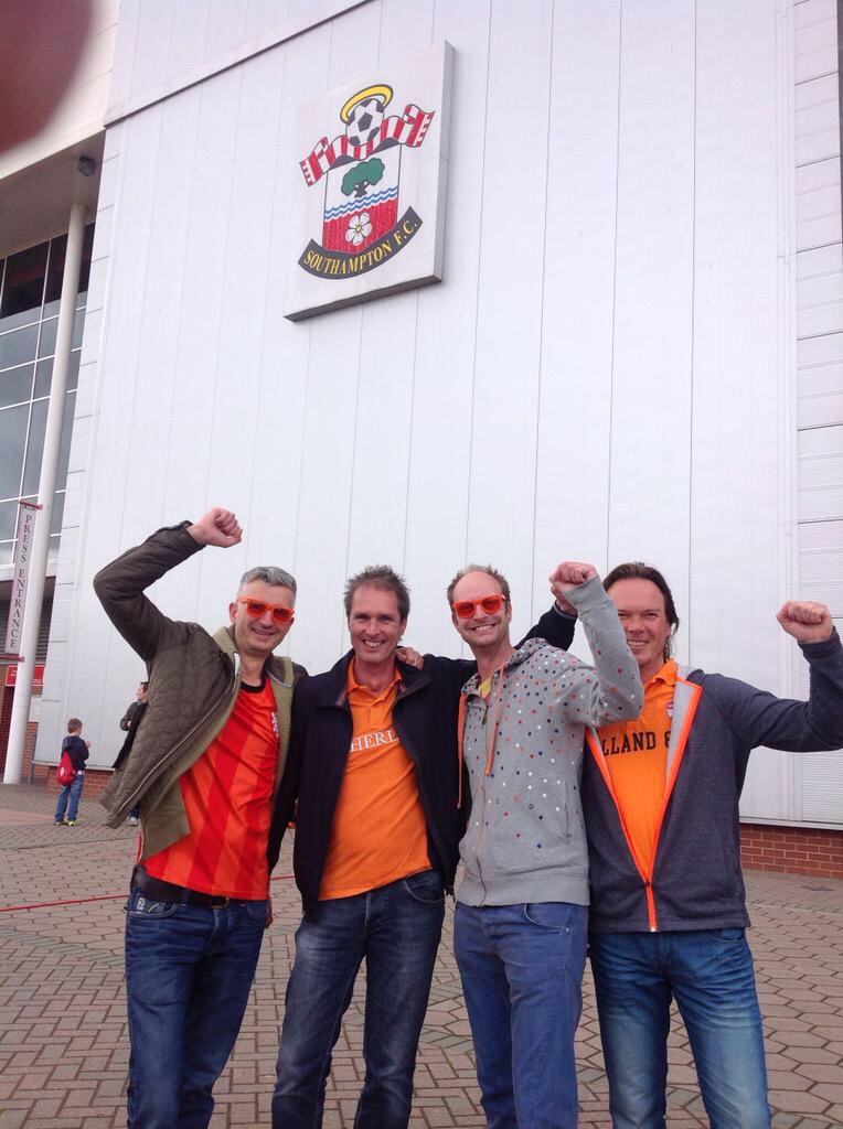 KNVB_AR's tweet photo. جمهور ساوثهامبتون يرتدون القمصان البرتقاليه تكريماً لرونالد كومان @SouthamptonFC #KoemanDay http://t.co/Uuin9qQoZZ
