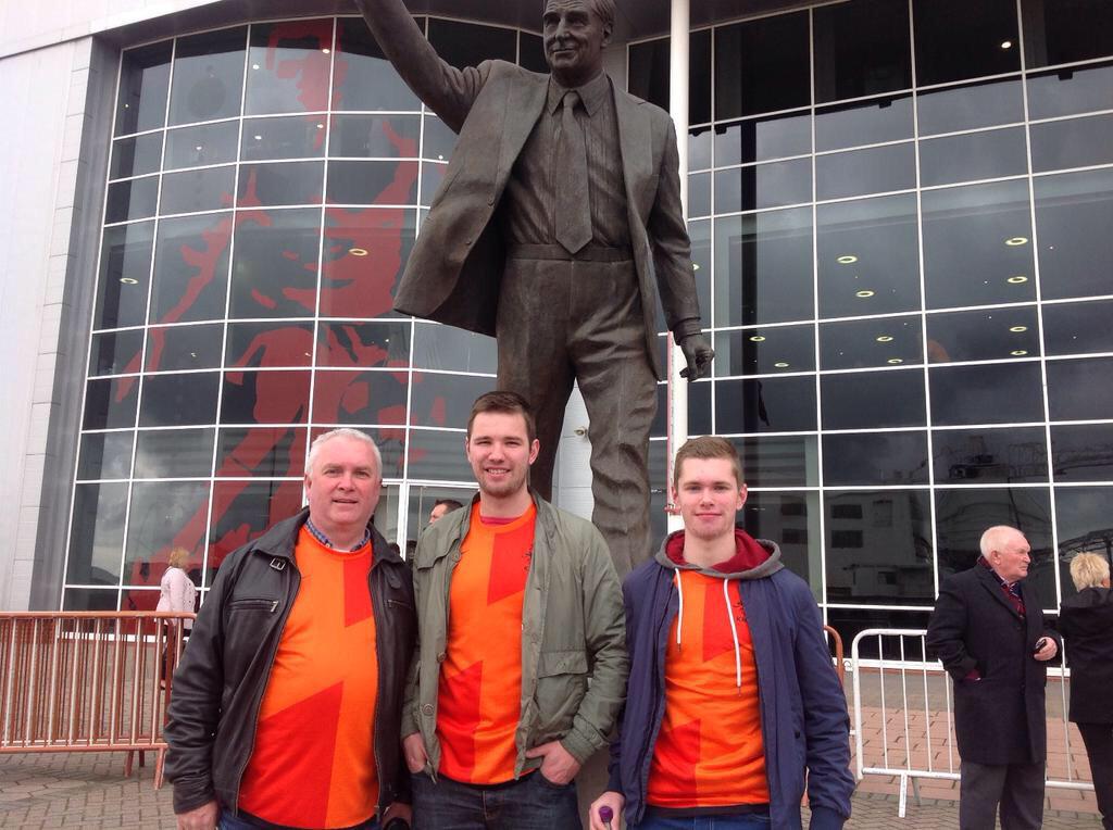KNVB_AR's tweet photo. جمهور ساوثهامبتون يرتدون القمصان البرتقاليه تكريماً لرونالد كومان @SouthamptonFC #KoemanDay http://t.co/Uuin9qQoZZ