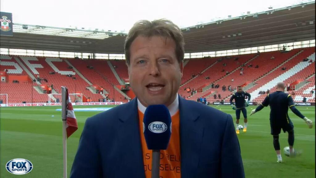 KNVB_AR's tweet photo. جمهور ساوثهامبتون يرتدون القمصان البرتقاليه تكريماً لرونالد كومان @SouthamptonFC #KoemanDay http://t.co/Uuin9qQoZZ