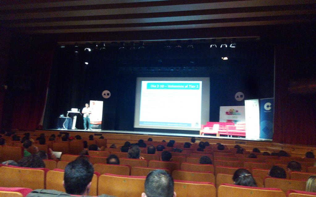 helenasoto_'s tweet photo. El broche de oro de #internet30 lo pone @chuisochuisez con su ponencia sobre #BlackHat. Con @gacinom @madaish http://t.co/3mcmf2Xm3N