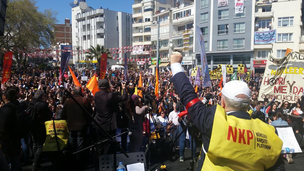 Miting, mucadelede kaybettiklerimiz adina yapilan saygi durusuyla basladi.
Türkiye #NükleereHayır diyor...