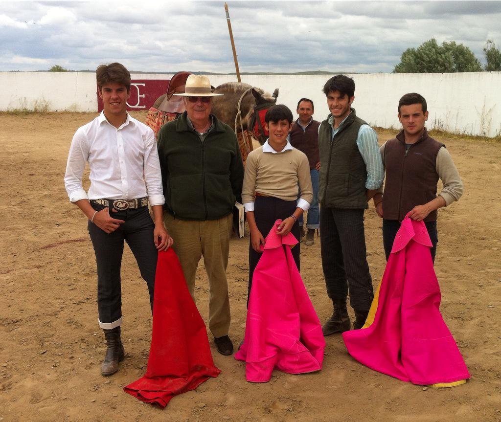 Alvaro1Garcia's tweet photo. Gran tentadero en Gregorio Ortega @JMdB22 @ayuso_96 @diego_11gp #JDSaz mañana d verdadero disfrute en el campo bravo http://t.co/Zd59w4FoKM