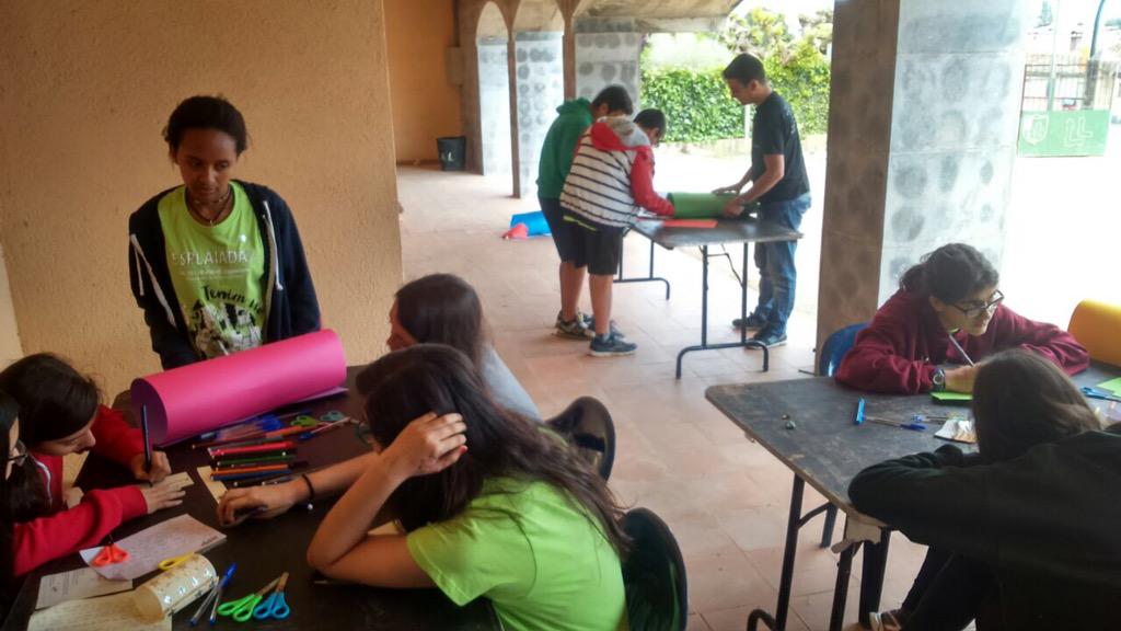esplaiscatalans's tweet photo. Al taller de monolícia les #joves treballen la política social #Esplaiada15 #TenimVeu http://t.co/L3rnD3vLd0