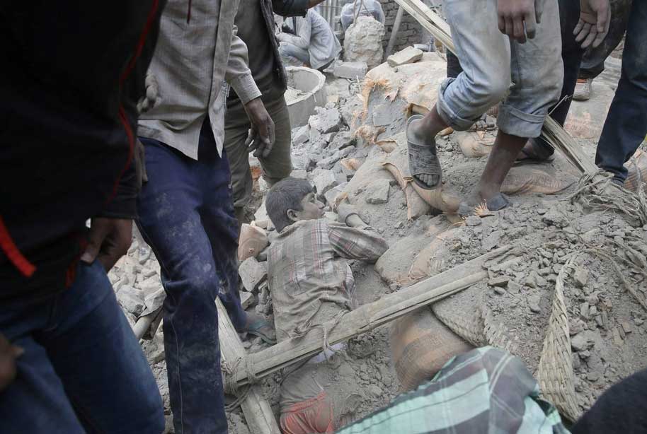 hoyextremadura's tweet photo. FOTOS | Pánico y dolor en Nepal tras un terremoto de 7,9 grados http://t.co/8Jc2kcVBkb  vía @hoyextremadura http://t.co/EbQwgmGLzc