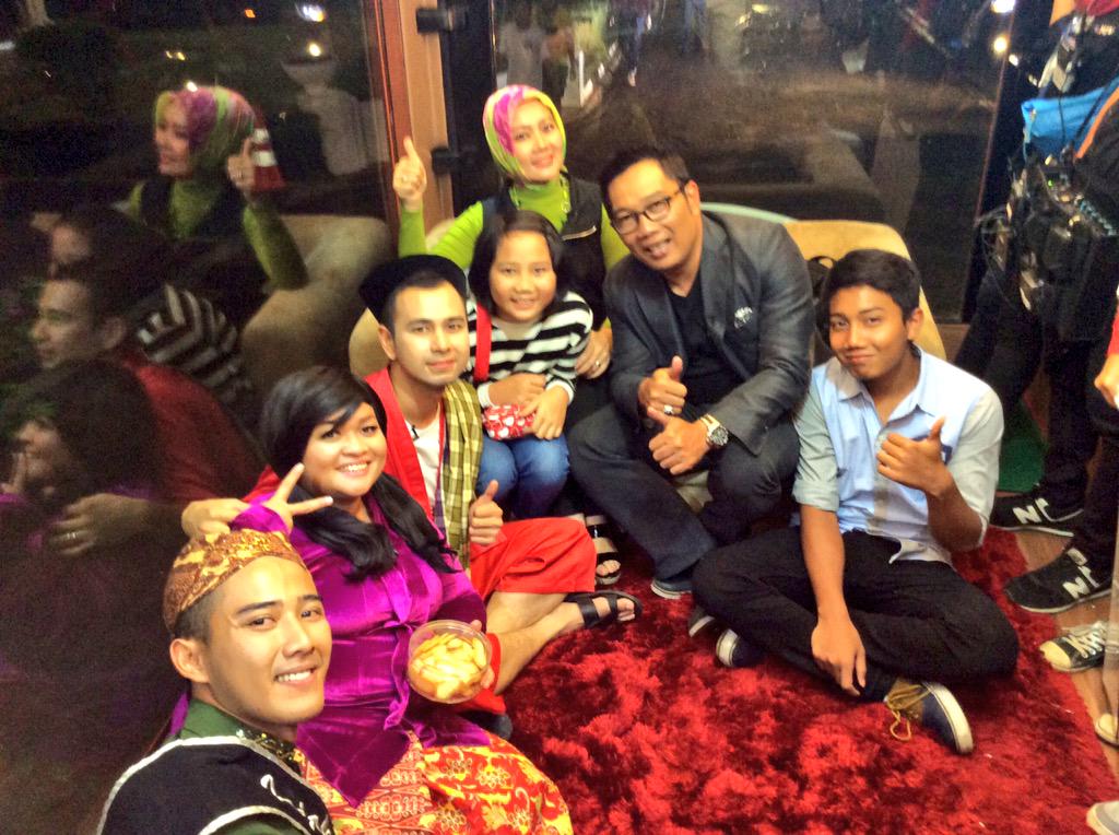 ridwankamil's tweet photo. live bersama @RaffiAhmadLagi di The Blusukan di Trans TV utk liput keramaian pesta rakyat KAA. http://t.co/RKBhTRlGzI