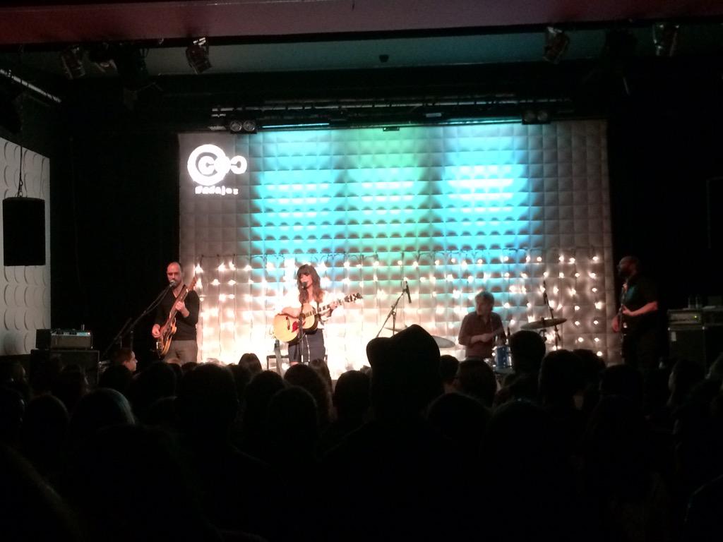 PerretesMojados's tweet photo. Molas mucho @holamellamoboza y qué gran tipa que eres, además de artistaza. #conciertazo http://t.co/dgQ1oagOSa