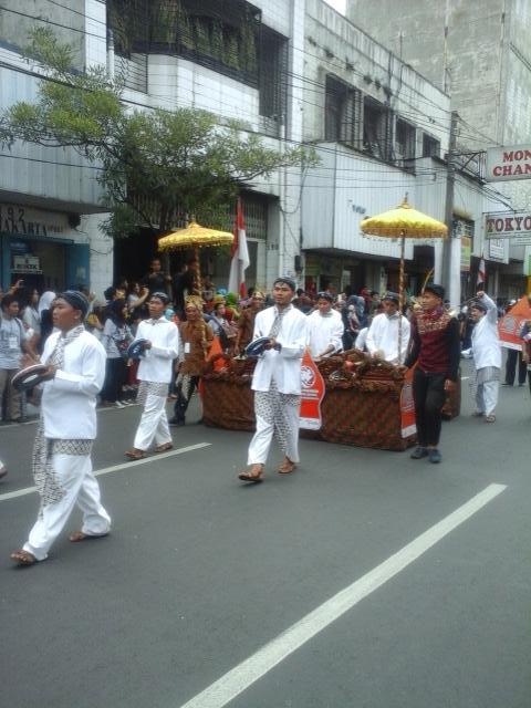 hendhihendhi's tweet photo. LIVE : Nah ini parade kota batik Pekalongan :D @Your_Bandung #AAC2015 #AACPARADE http://t.co/pHnT0Qx7Bx