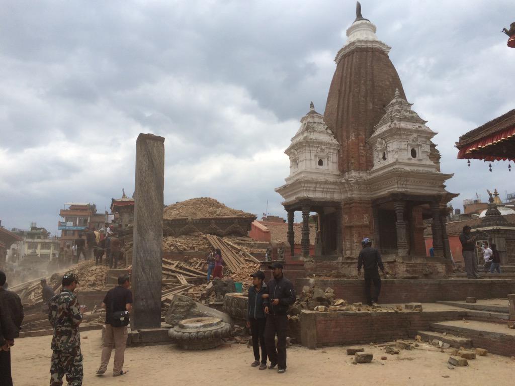زلزال نيبال.. 1500 قتيل.. وموسكو تعزي وتعرض المساعدة (فيديو+ صور) CDbBQ_wUMAAuyyB