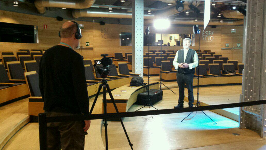 AliciaEspacioFT's tweet photo. Grabando contenidos para los "escenarios de aprendizaje" de la #EEDonline @EspacioFTef @cpoyatos @mariaacaso http://t.co/MlMTNjCrnE