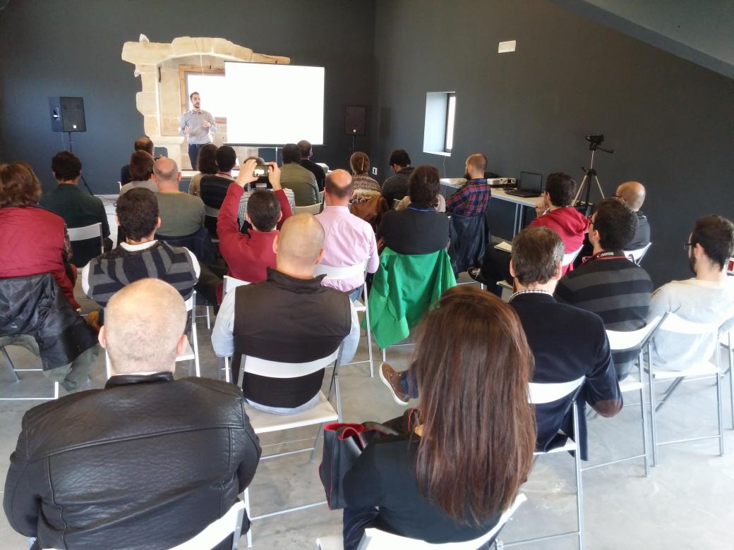 nautiluslab's tweet photo. Buena audiencia para escuchar a @IgnacioBustillo en la primera charla del #NautilusHack - Datos, datos, datos... http://t.co/GUvMCVrcBT