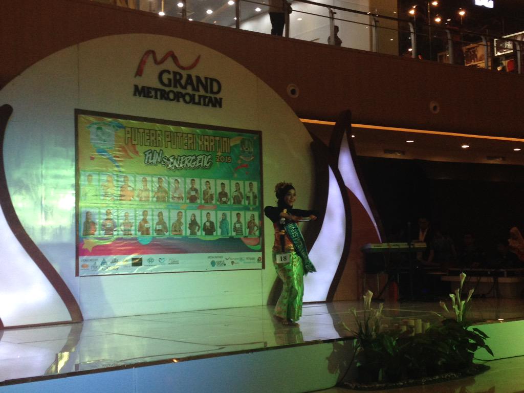 Tari Pendet dari Bali dipersembahkan oleh Puteri Alghi di acara Meet n Greet PPK 2015