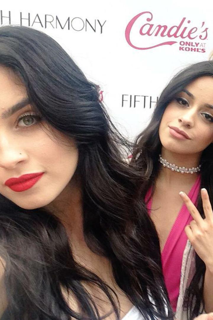 HarmonizersPT's tweet image. Uma diz "mata" a outra dis "esfola". Assim não se pode 😍🔫😏 #Camren #5HPoolParty #SummerReflectionTour