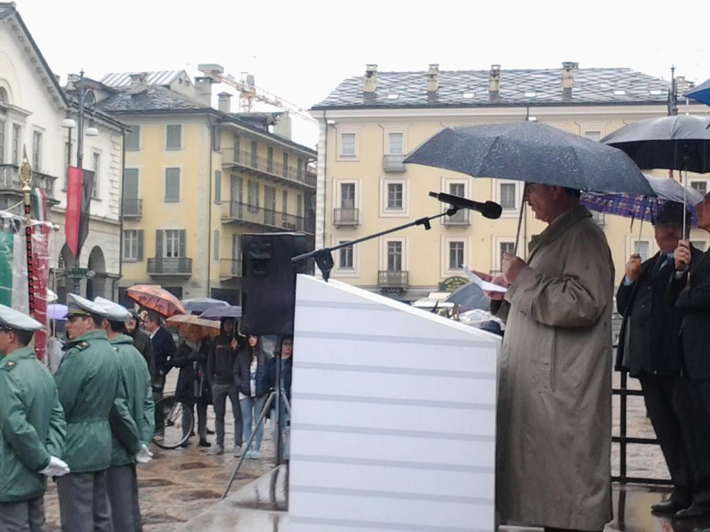 ComunediAosta's tweet photo. Alessandro Pollio Salimbeni, vicepresidente @Anpinazionale, interviene ad #Aosta. #25aprile #70esimo @70esimo http://t.co/Ld4QCnrRNu