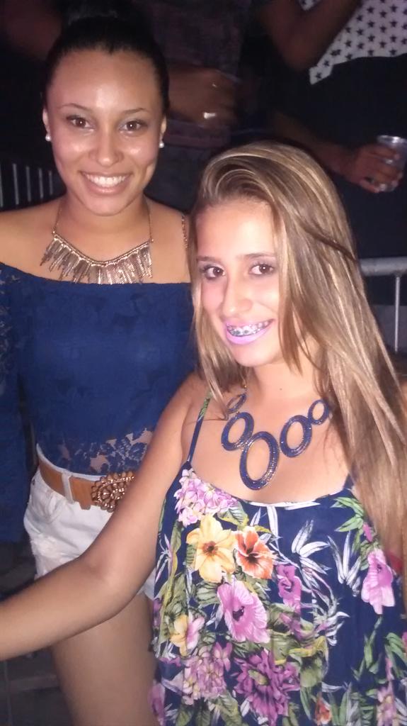 Fernandes_liza's tweet photo. #SobreHoje#NiloShow #ComAmiga.. 👌😘😆😚😍💗 http://t.co/D0F5NSLt3G