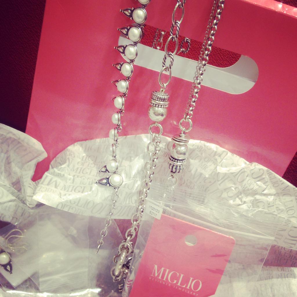 SylanaBrink's tweet photo. @migliojewellery #gift #MrsSATop25Finalist official jewelry sponsor @MrsSAPageant #CompletemyLook http://t.co/VcJlHzRXyB