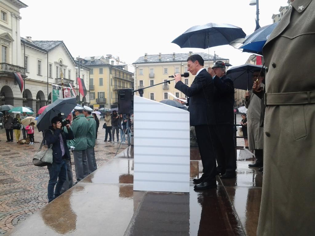 ComunediAosta's tweet photo. L'intervento del senatore @albertlaniece in piazza #Chanoux. #25aprile #70esimo #Aosta @70esimo http://t.co/jzaHTTXU5j
