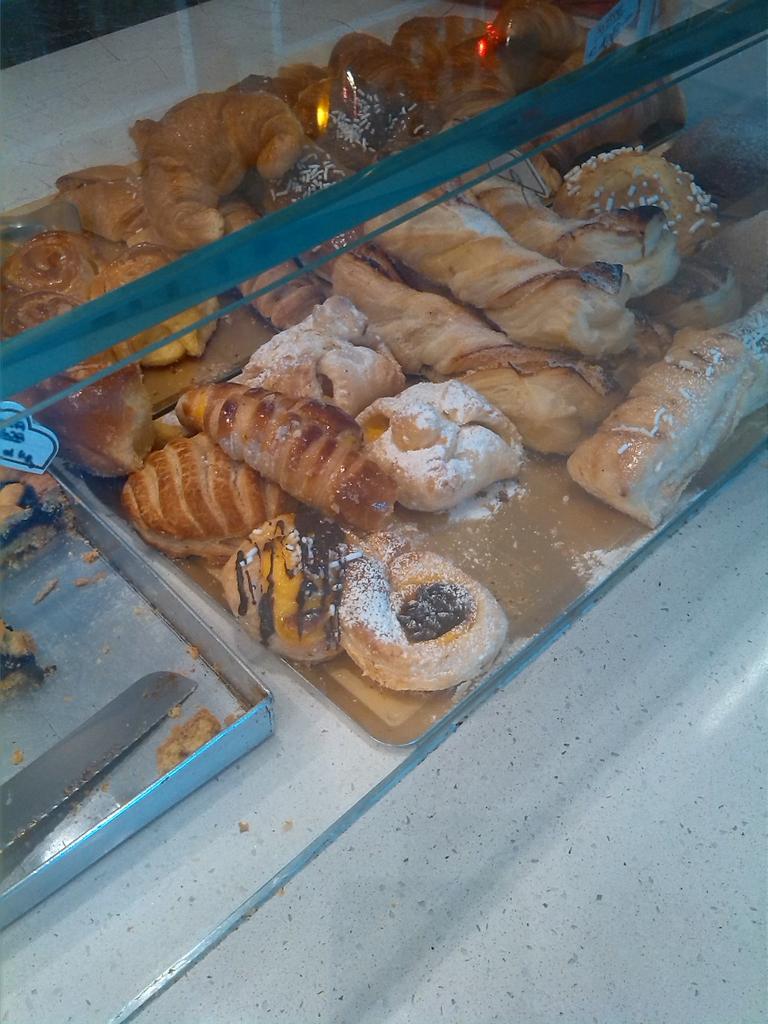 MLetizia27's tweet photo. Starting my Saturday: stop at the bakery.... and I do not know which one to choose! :-) #eatingwitheyes http://t.co/46wnkAyfKk
