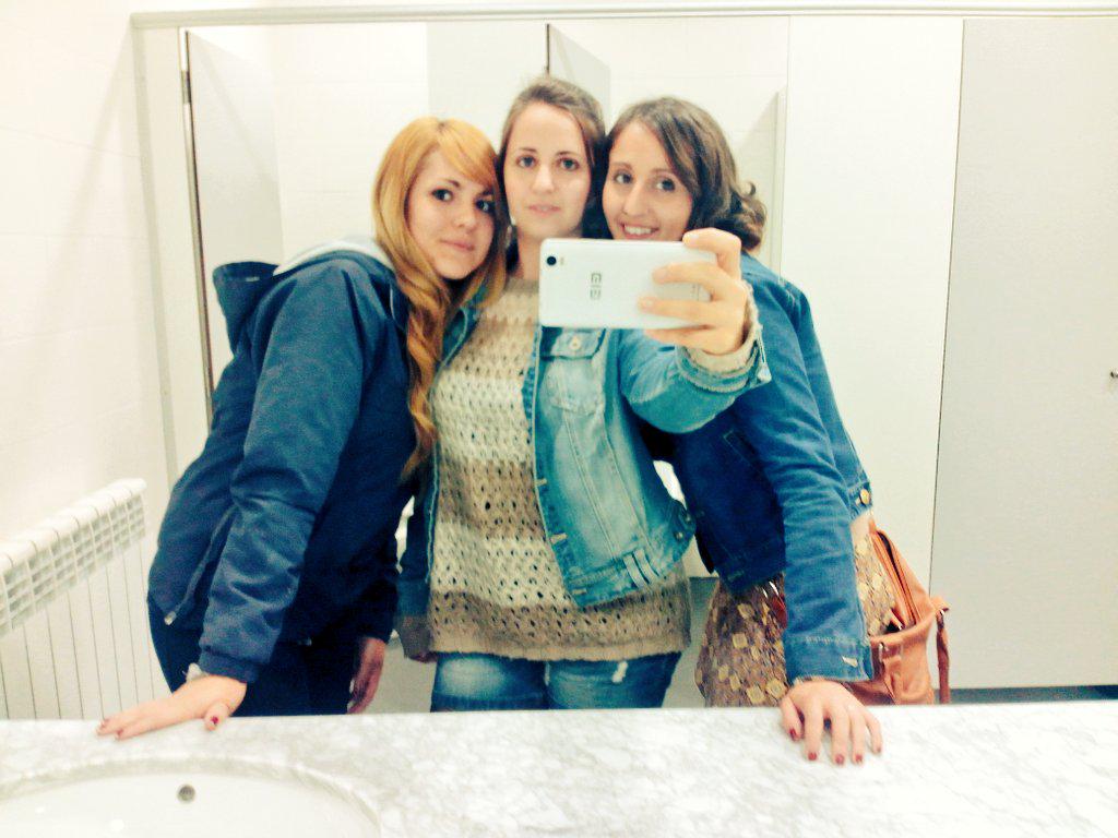 Sara_Suki's tweet photo. Y tras pasar mas de un año, @sora_valle @PotatoesSG recordando viejos tiempos! Aquí estamos #tafacitas! http://t.co/2L79suws2S