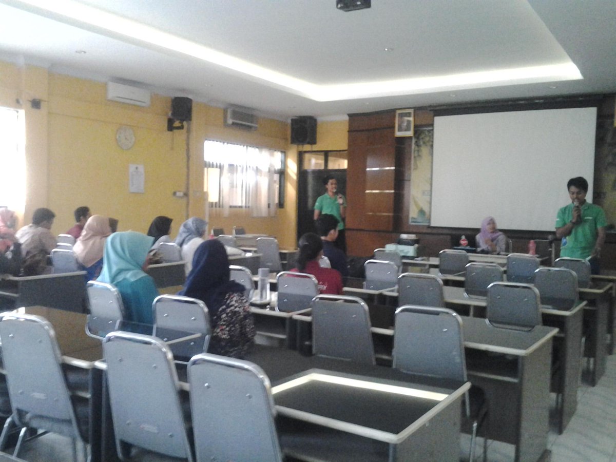 MC mulai membuka acara induksi sore hari ini.