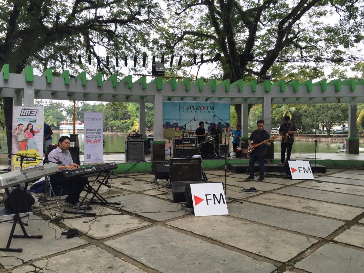 @Jazzyndicate salah satu band lokal yang tampil sebagai band pembuka #JazzTaman