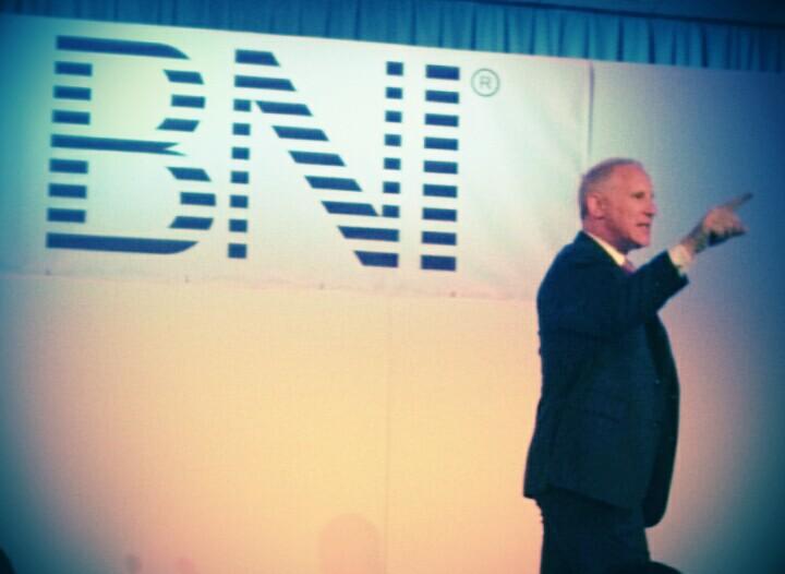 DO NOT LIVE IN THE PROBLEM BOX!! #Findsolutions <a href="/PhilBerg88/">Phil Berg</a> talks leadership &amp; growth!! #BNI #BNIDC