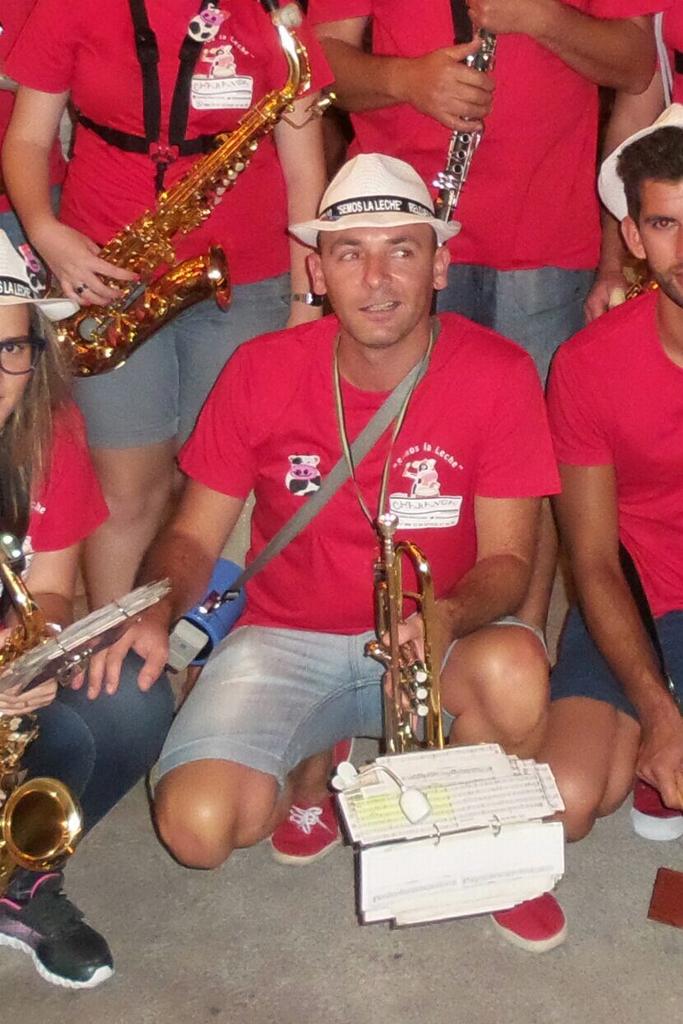 Semoslaleche's tweet photo. Hoy las felicitaciones charangueras son para un gran pilar de nuestra charanga... DON JORGITO!!! http://t.co/rMTnuwWLfe