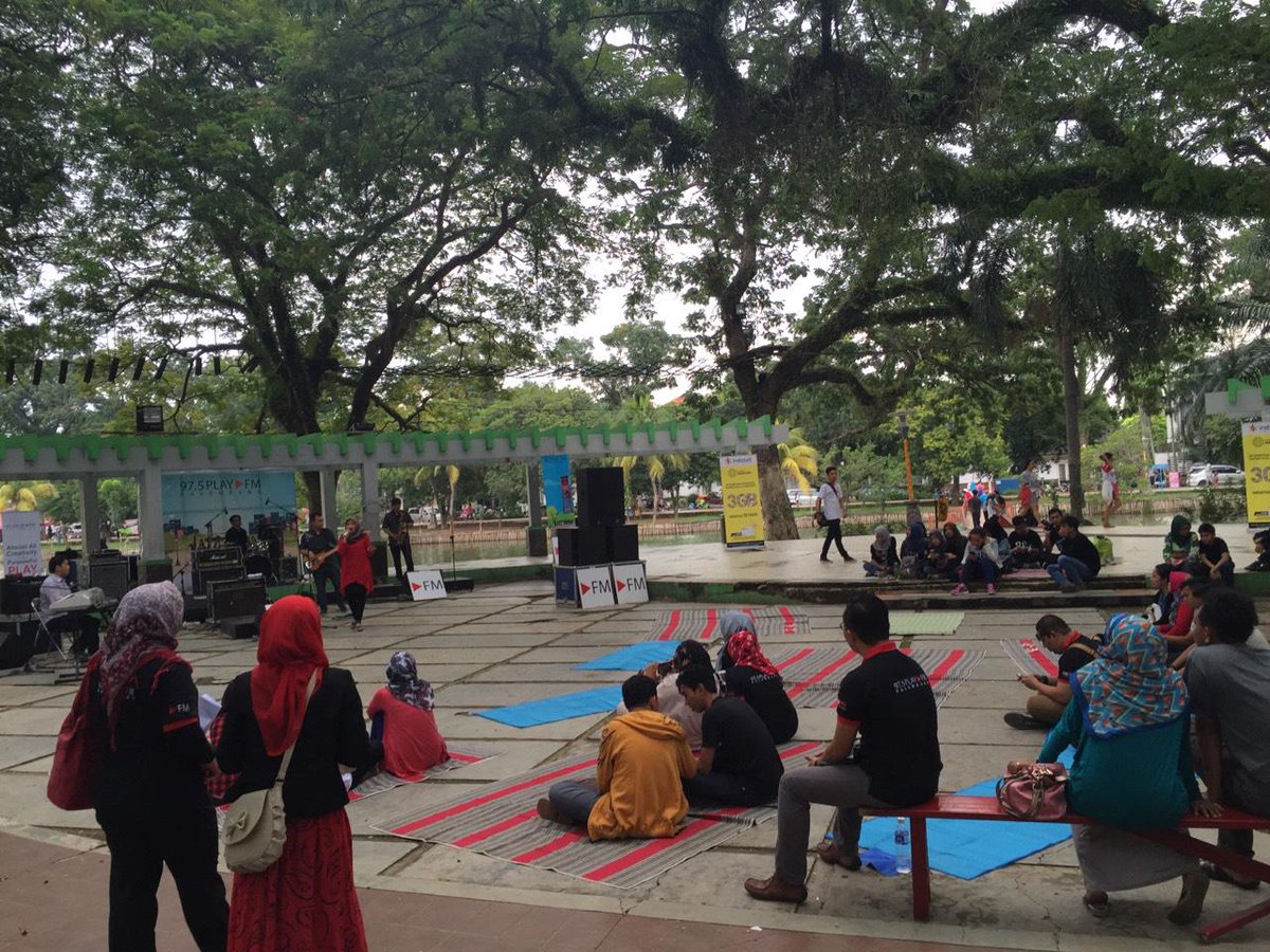 Penampilan @Jazzyndicate yang komunikatif bikin suasana sore di KIF makin panas #JazzTaman