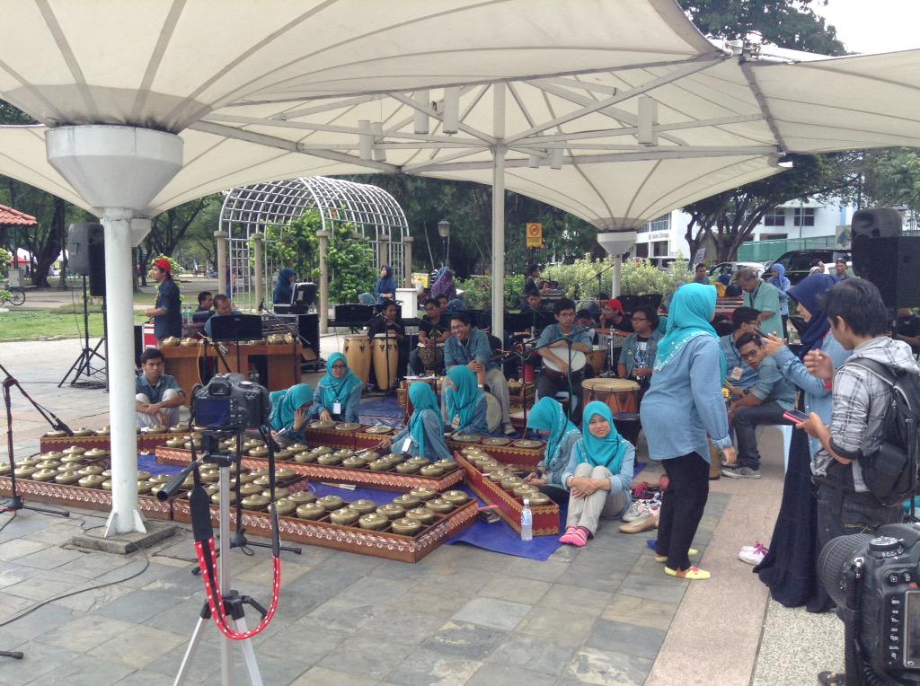 danieleskay's tweet photo. Now happening! Taman Tasik Titiwangsa. #TheBuskingProject UIAM. http://t.co/t0xCGNyObi