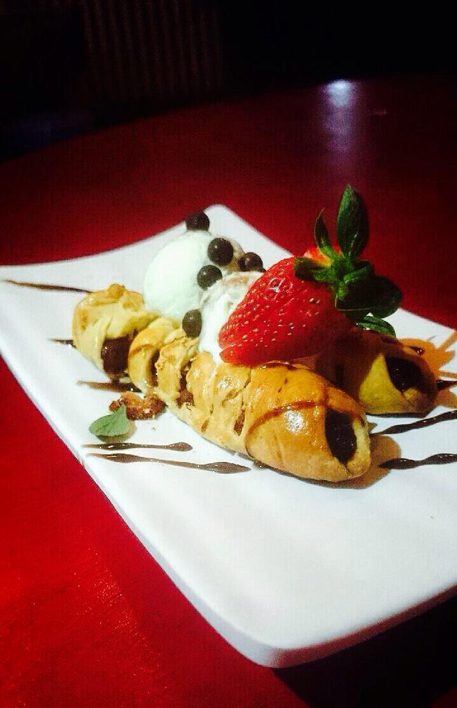 Retweet_Cafe's tweet photo. Malam minggunya sama Banana Spaceport yuk. Sepiring berdua romantis kan hihihi. Only on Retweet Cafe :) http://t.co/Q5738Dj5jc