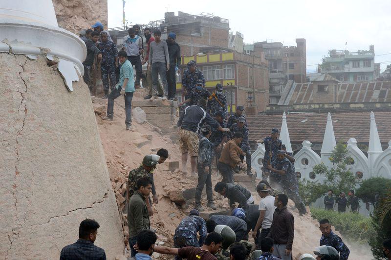 Linkiesta's tweet photo. Le prime, spaventose, foto dal Nepal, colpito stamattina da un terremoto di magnitudo 7,9 http://t.co/E2tKQKrU08 http://t.co/PtZdWdVfvJ
