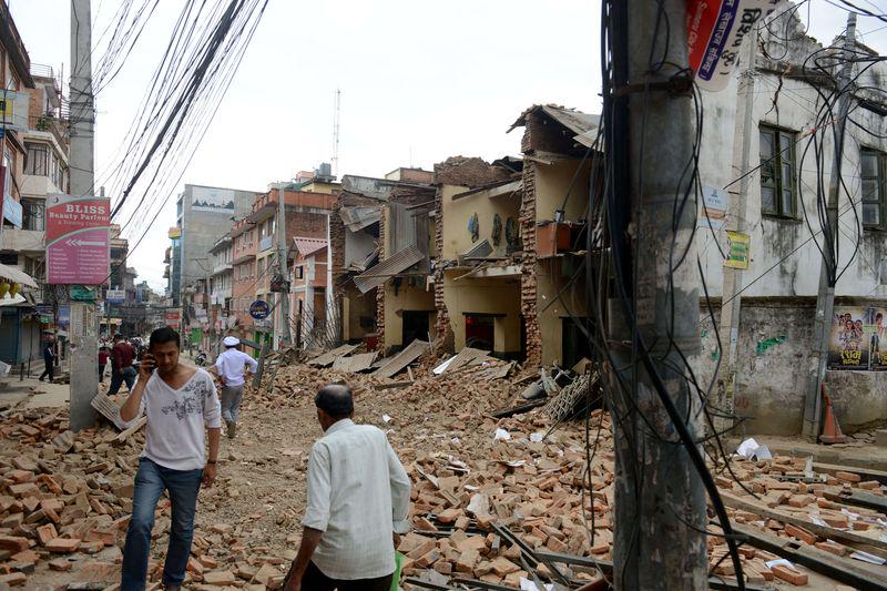 Linkiesta's tweet photo. Le prime, spaventose, foto dal Nepal, colpito stamattina da un terremoto di magnitudo 7,9 http://t.co/E2tKQKrU08 http://t.co/PtZdWdVfvJ