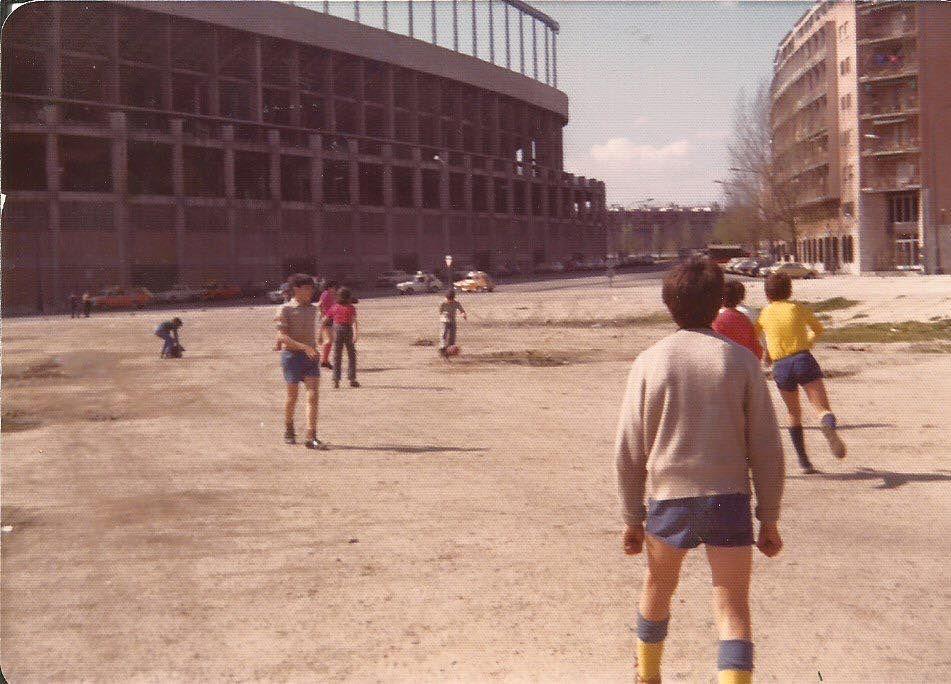Renton_6's tweet photo. Extraordinarias fotografías antiguas del Vicente Calderón, con chavales jugando al fútbol junto a él http://t.co/8LSp4VISOQ