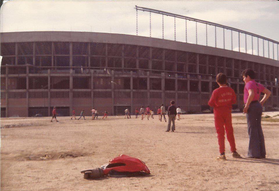 Renton_6's tweet photo. Extraordinarias fotografías antiguas del Vicente Calderón, con chavales jugando al fútbol junto a él http://t.co/8LSp4VISOQ