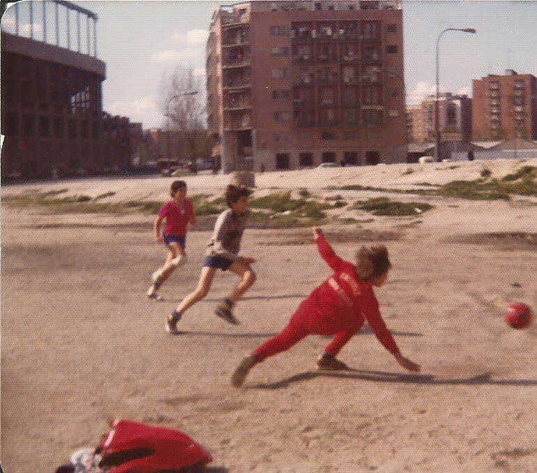 Renton_6's tweet photo. Extraordinarias fotografías antiguas del Vicente Calderón, con chavales jugando al fútbol junto a él http://t.co/8LSp4VISOQ