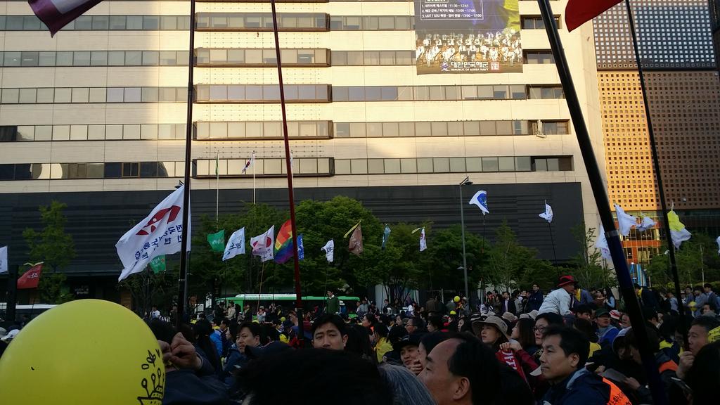 광화문 현재상황입니다 집회참여인원 약1만여명 되고 청소년단체도 있습니다.